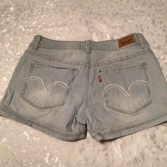 Levi’s Shorty Short - Picture 3 of 6